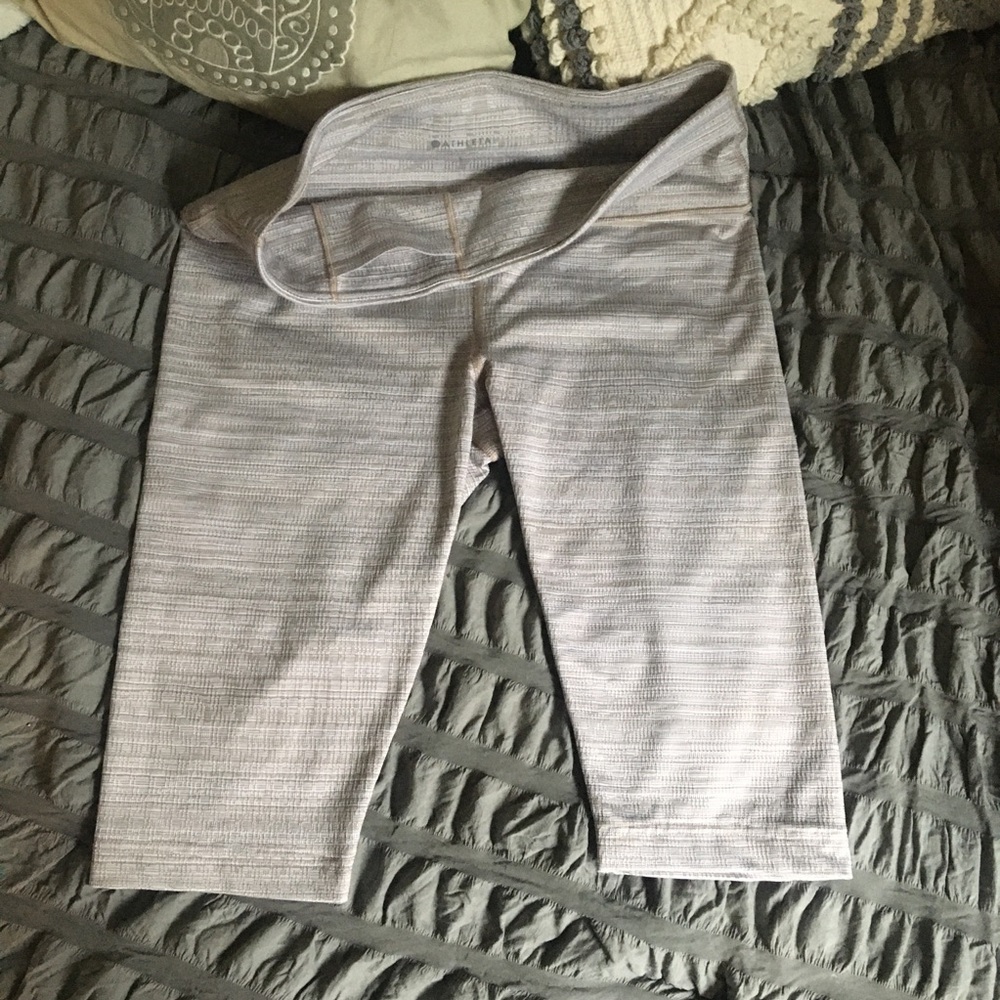 Athleta Size Large Workout Pants Shorts in Tan and White Textured Pattern